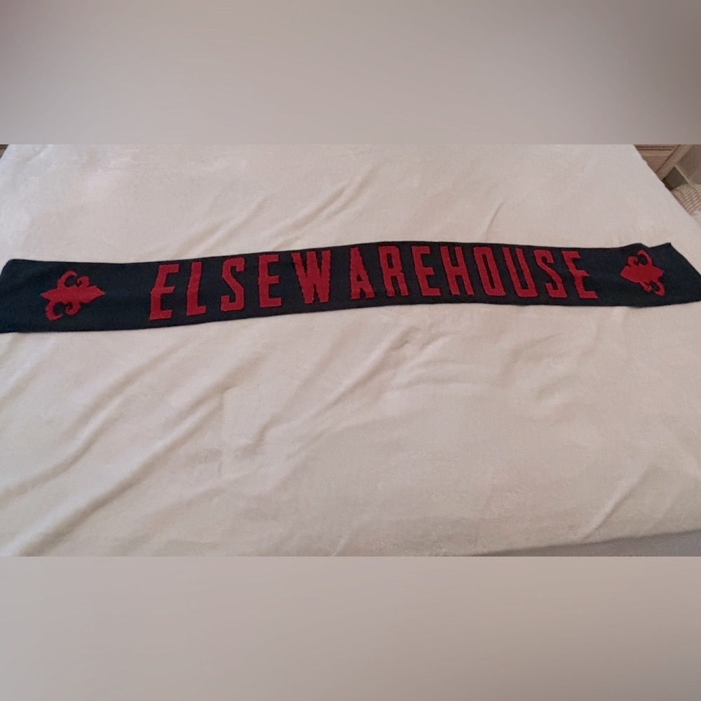 “ELSE WARE HOUSE” BLUISH GRAY AND RED KNIT SCARF.